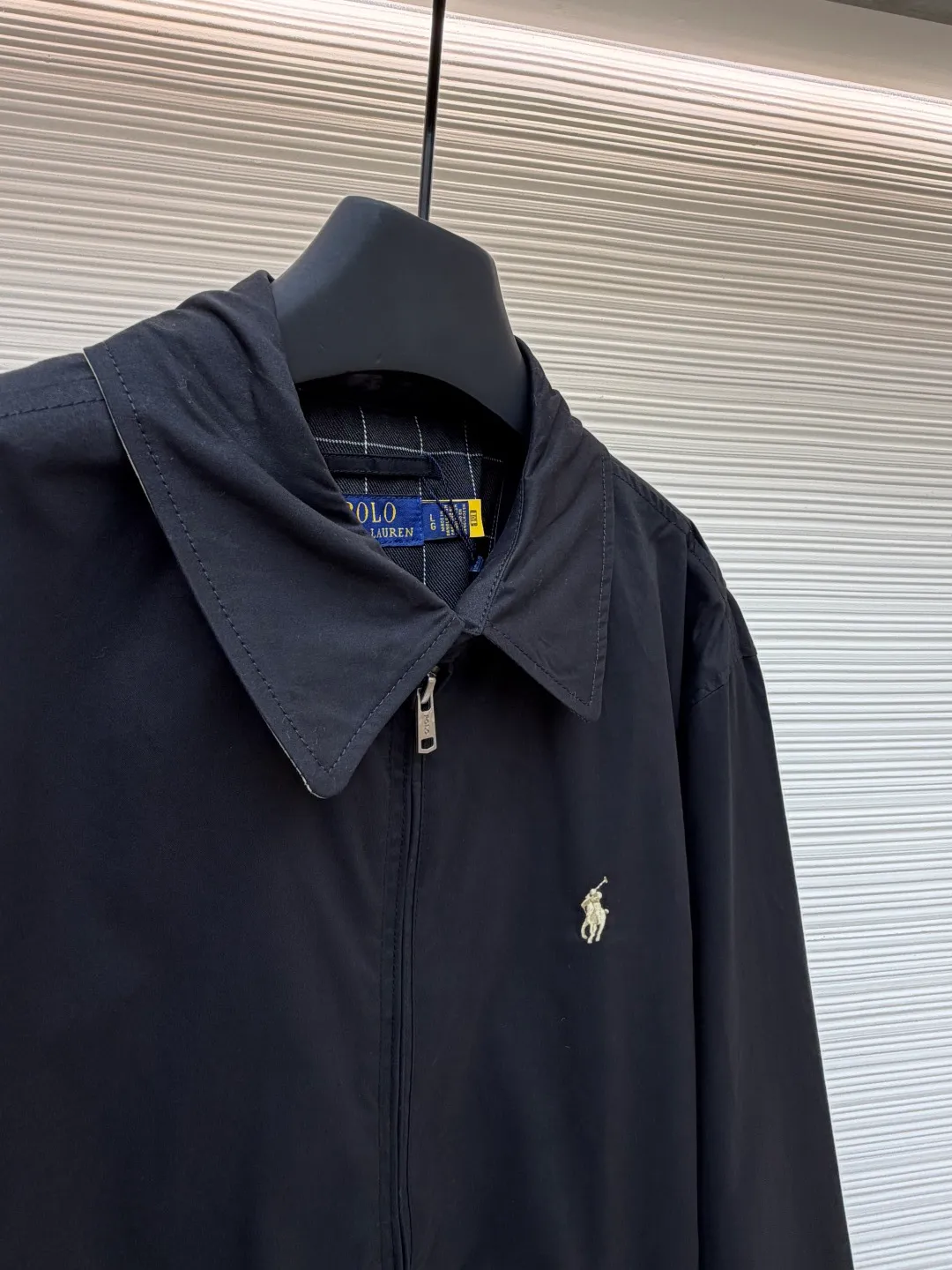 P500 Ralph Lauren embroidered zipper jacket ●Original version: Purchased and developed for 2490 ●Item number: 1681895-B20 ●Fabric: Cotton double-strand fine bias elegant fabric ●Technology: Embroidery production ●Color: Black ●Version: Fitted version ●Weight: about 625 grams ●Size: S-M-L-XL ●Description: Customized cotton double-strand fine bias elegant fabric, soft and silky, comfortable and close to the skin Using an extremely pure black tone as the background, a touch of light gold pony logo embroidery is embellished on the chest. It is more dazzling due to the black background. Low-key and powerful. Subtle changes in luster inject breathing and vitality into the black jacket. Outline a high-end silhouette with extreme simplicity. Show taste in silent places. Style understanding. Universal adaptability, using imported machine embroidery technology. Use advanced computer control system and sophisticated mechanical components to realize the iconic pony embroidery operation with high precision. The lines are smooth and delicate. The template machine opens the bag with a preset template to guide the position, shape and size of the bag. The accuracy ensures the quality of the bag opening effect. The infrared positioning cutting machine uses an infrared transmitter and an infrared receiver to achieve precise positioning of the material. The accuracy can reach the micron level to meet the effect of high-precision cutting of plaid alignment. The fabrics have been carefully washed and have a better hand feel and texture. They are not easy to deform, not easy to shrink, not easy to fade, and maintain long-term beauty. The overall wiring is straight and delicate, the fabric is comfortable and soft, and the color is consistent without color difference. It can be matched with the same style to create a fashionable look and control various occasions. Customized accessories, complete with three standards, same style for men and women!
